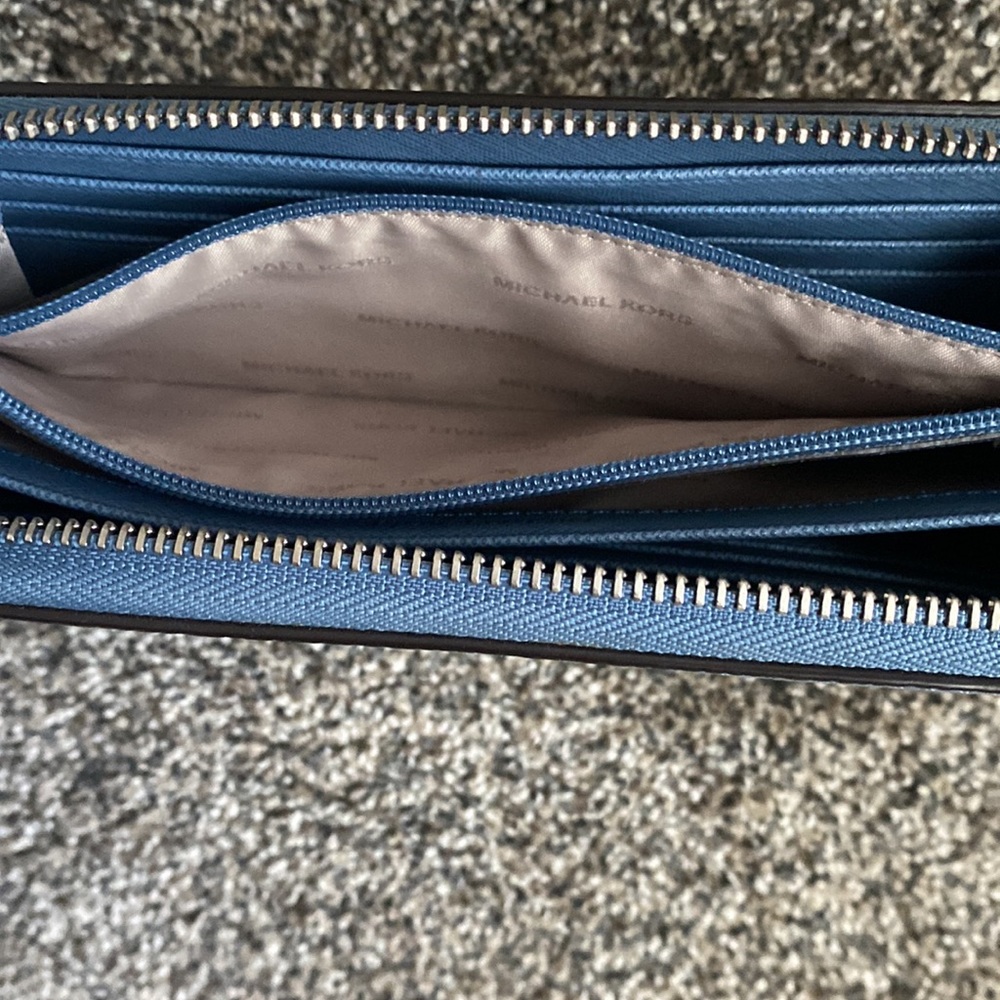 Michael Kors Wallet - Picture 4 of 7